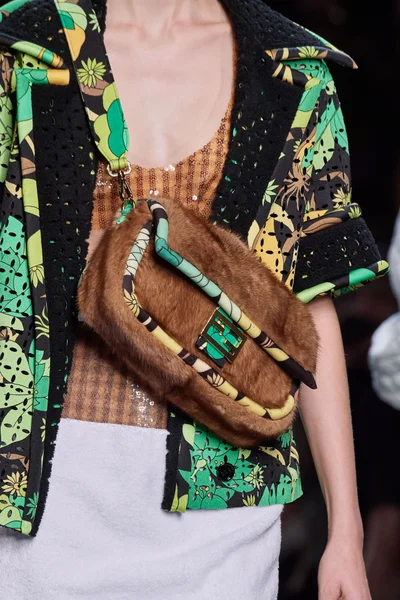 Look 10